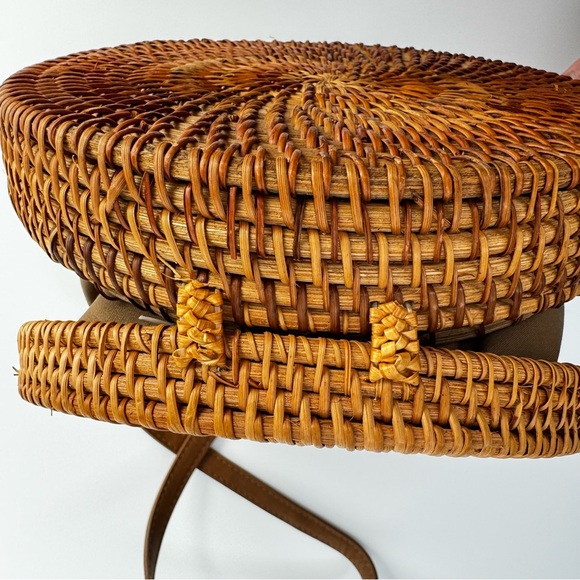 STRAW STUDIOS Round Rattan Crossbody Bag Brown Woven Ata Grass Loop Closure - Picture 8 of 12